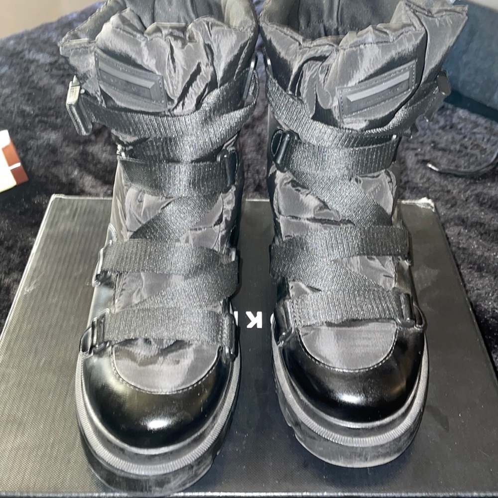 Kendall & Kylie Black Size 10 Riley Nylon Boots in Good Condition! Very Stylish!